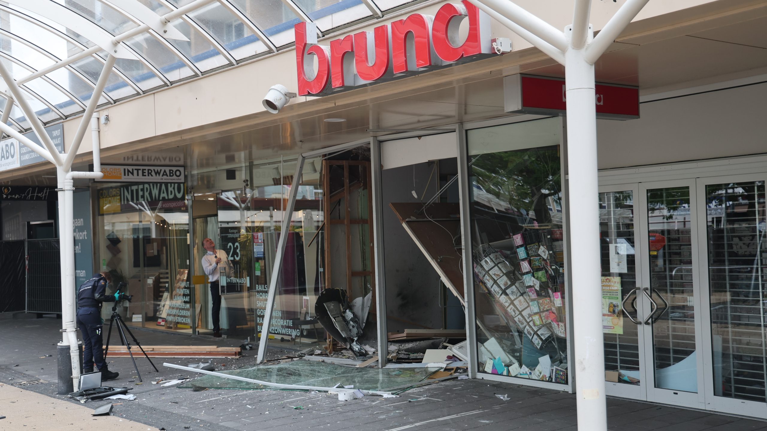 Grote schade na vermoedelijke plofkraak bij Bruna in Voorburg