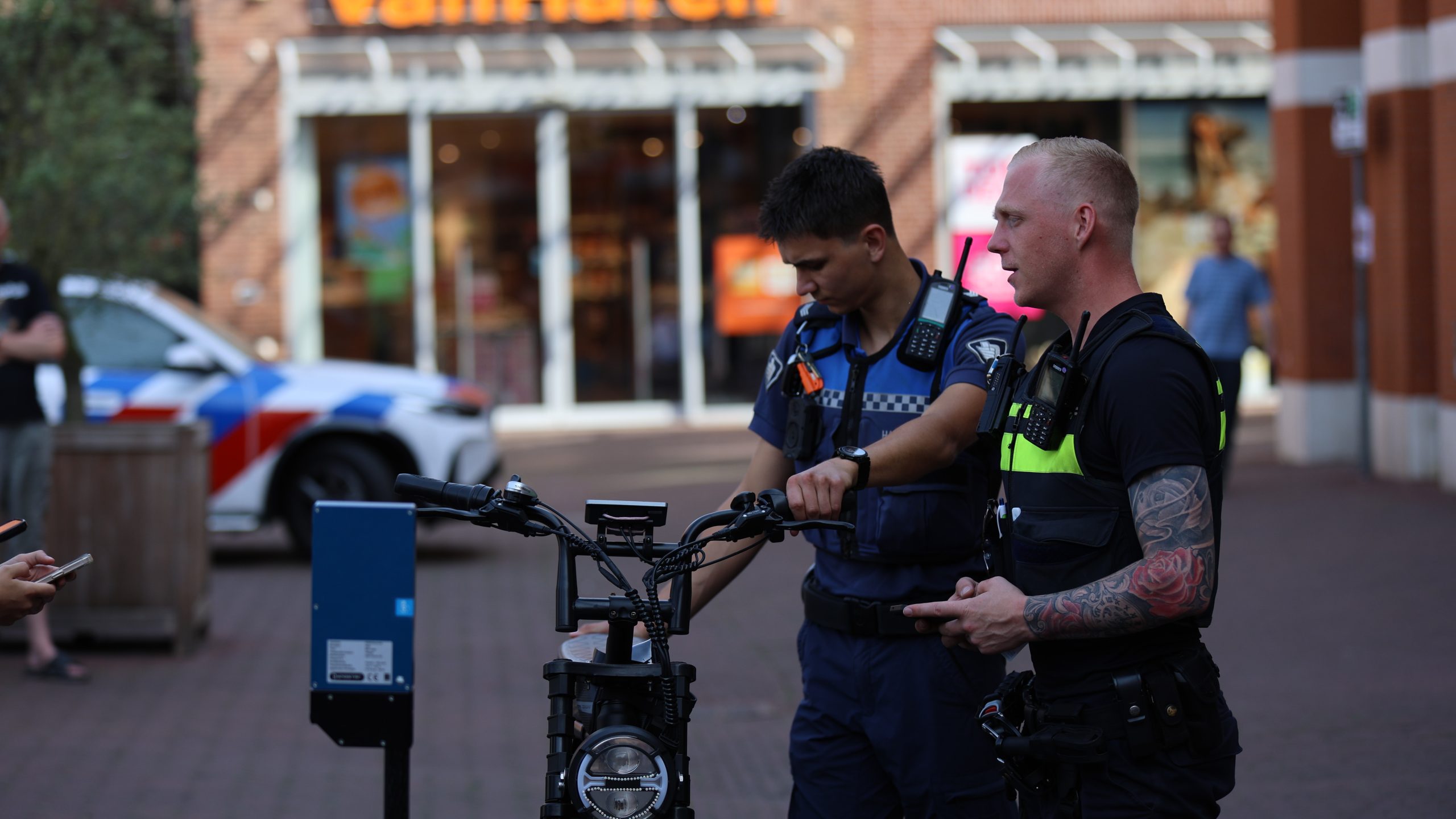 Grote fatbikecontrole in winkelcentrum De Parade in Nootdorp