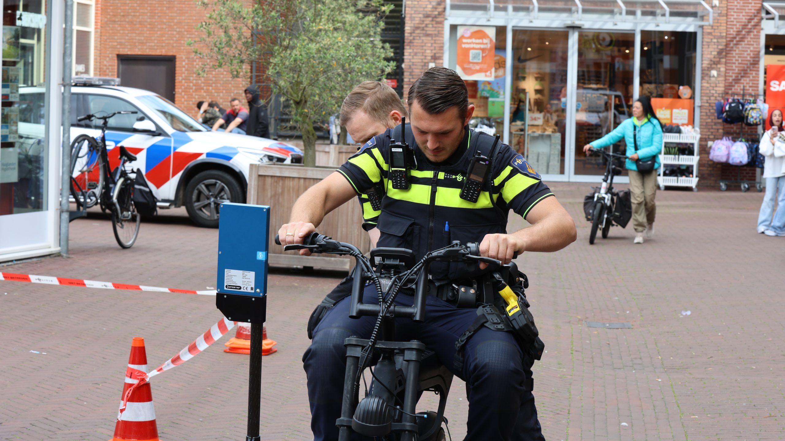 Opnieuw rollerbankcontrole voor fatbikes en scooters bij winkelcentrum De Parade