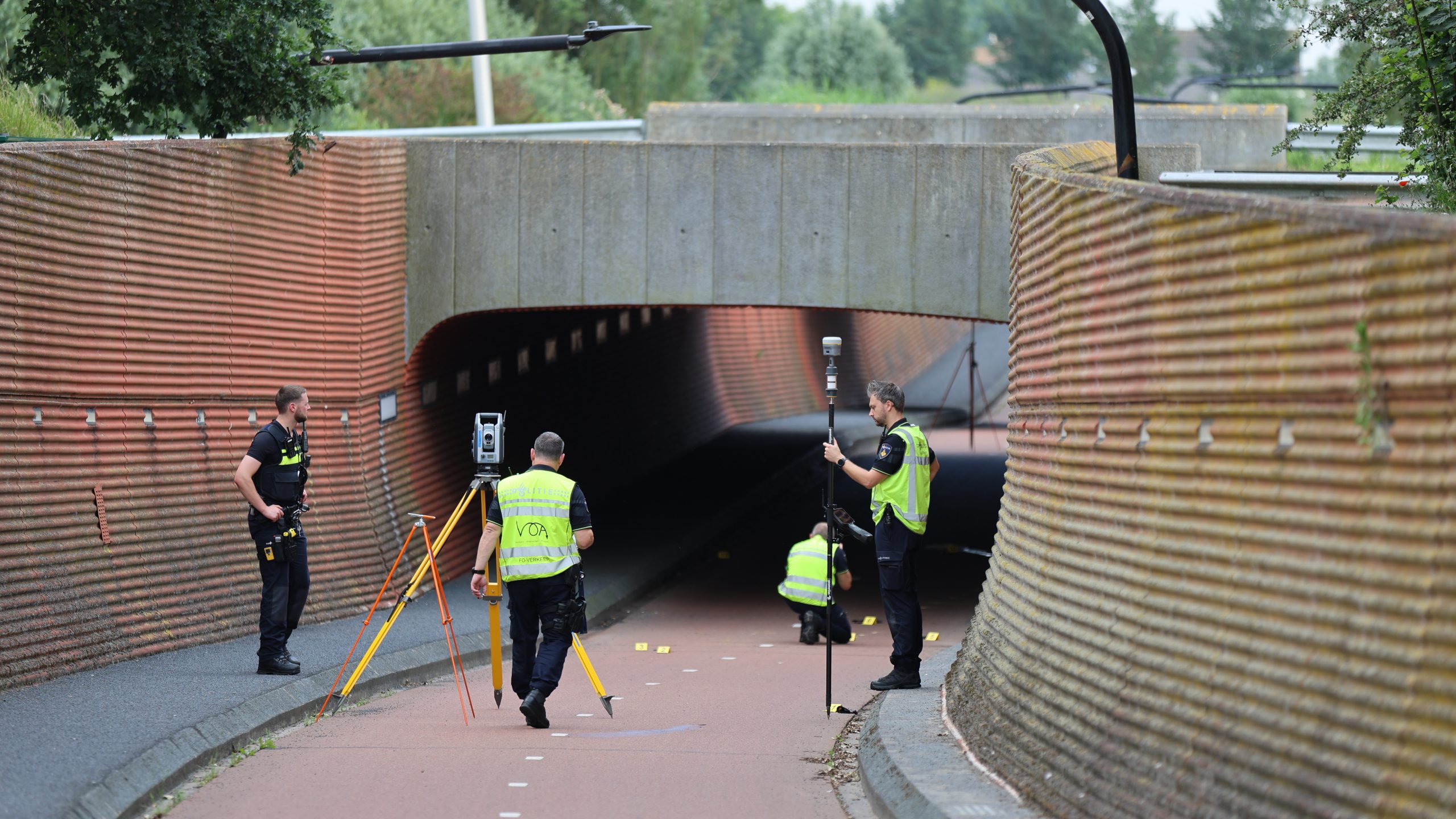 Meisje zwaargewond na aanrijding in fietstunnel, bestuurder rijdt door