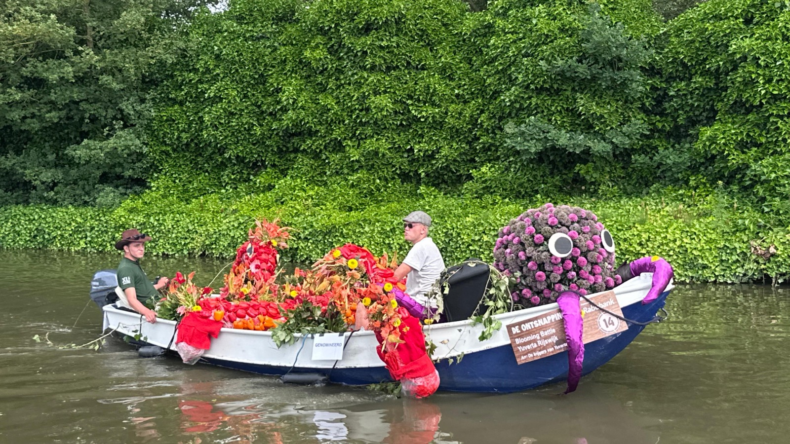Rijswijkers genieten langs de waterkant van kleurrijk Varend Corso