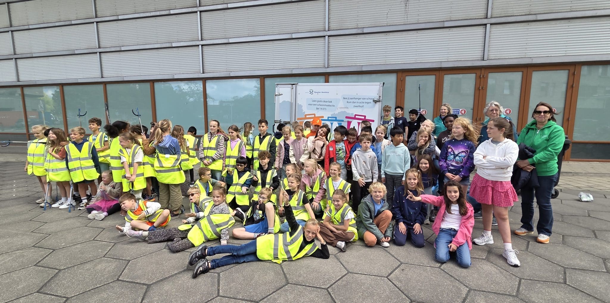 Leerlingen steken handen uit de mouwen tijdens opschoonactie in Delfgauw Leerlingen steken handen uit de mouwen tijdens opschoonactie in Delfgauw