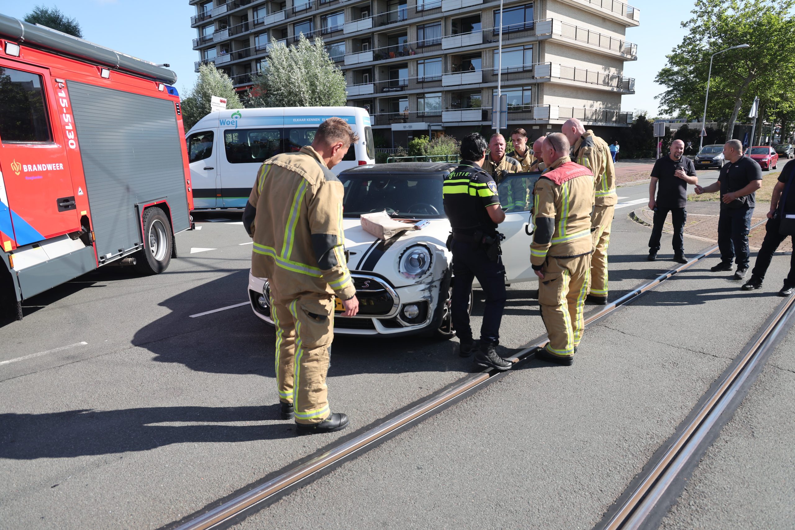 Tram lijn 2 botst met personenauto op kruising Monseigneur van Steelaan en Prinses Beatrixlaan