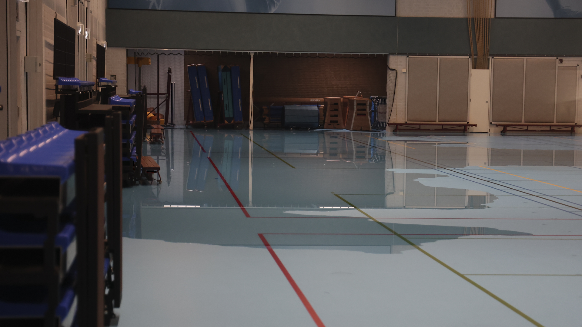 Grote waterschade door lekkage in sporthal Essesteijn in Voorburg