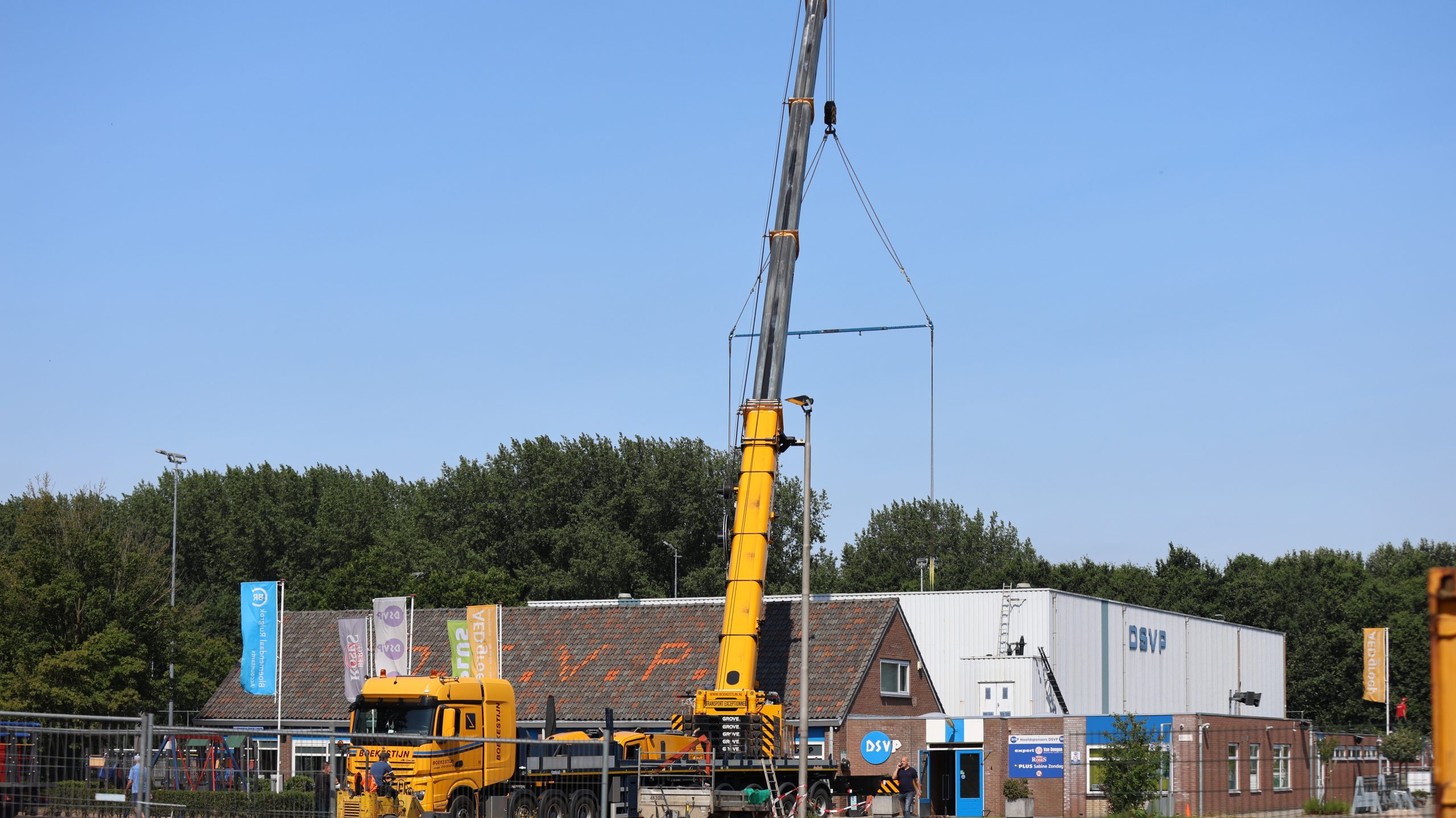 Nieuwe padelbanen in DSVP-hal reparatie van het dak