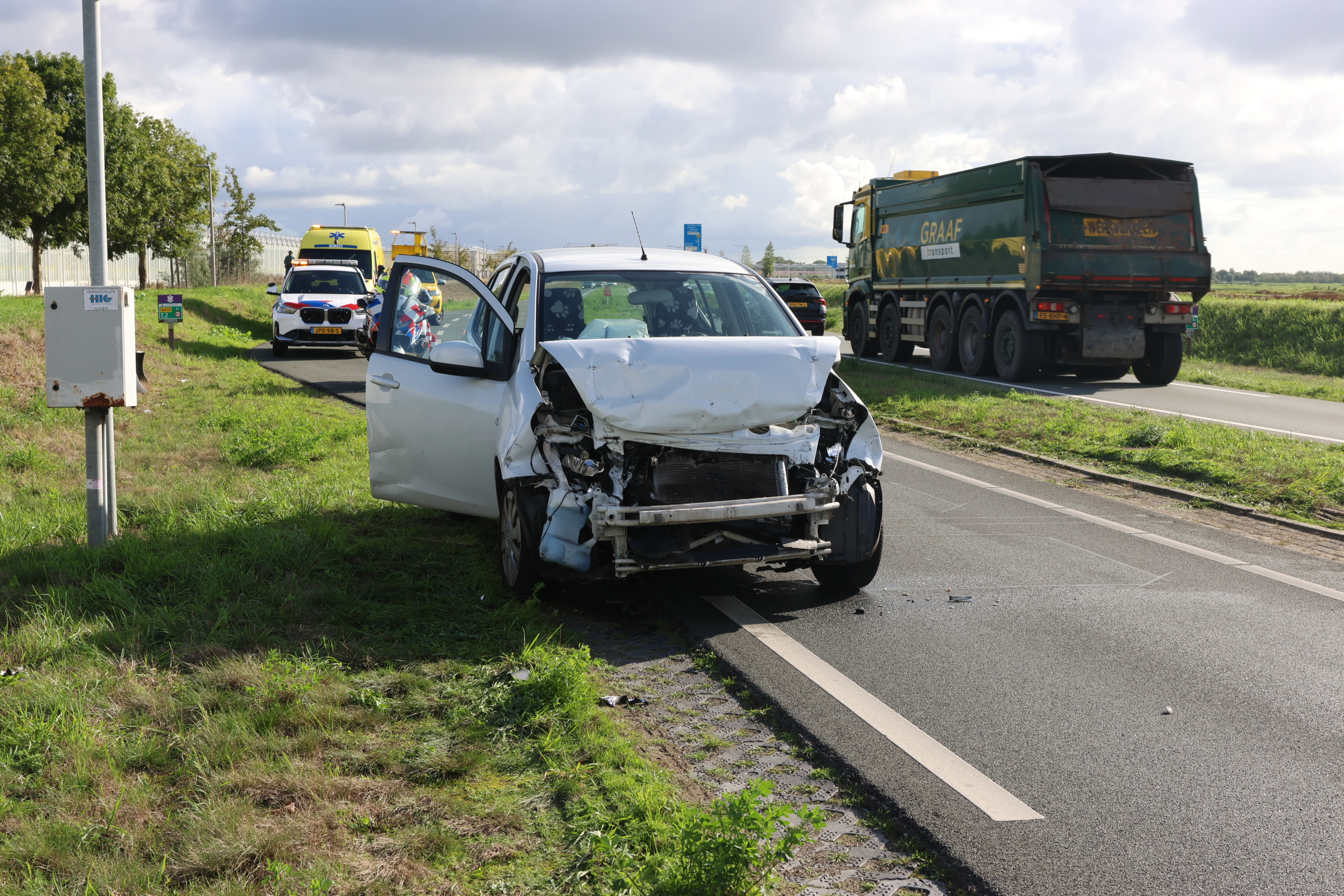 Auto zwaar beschadigd na botsing met vrachtwagen op N470 bij Delfgauw