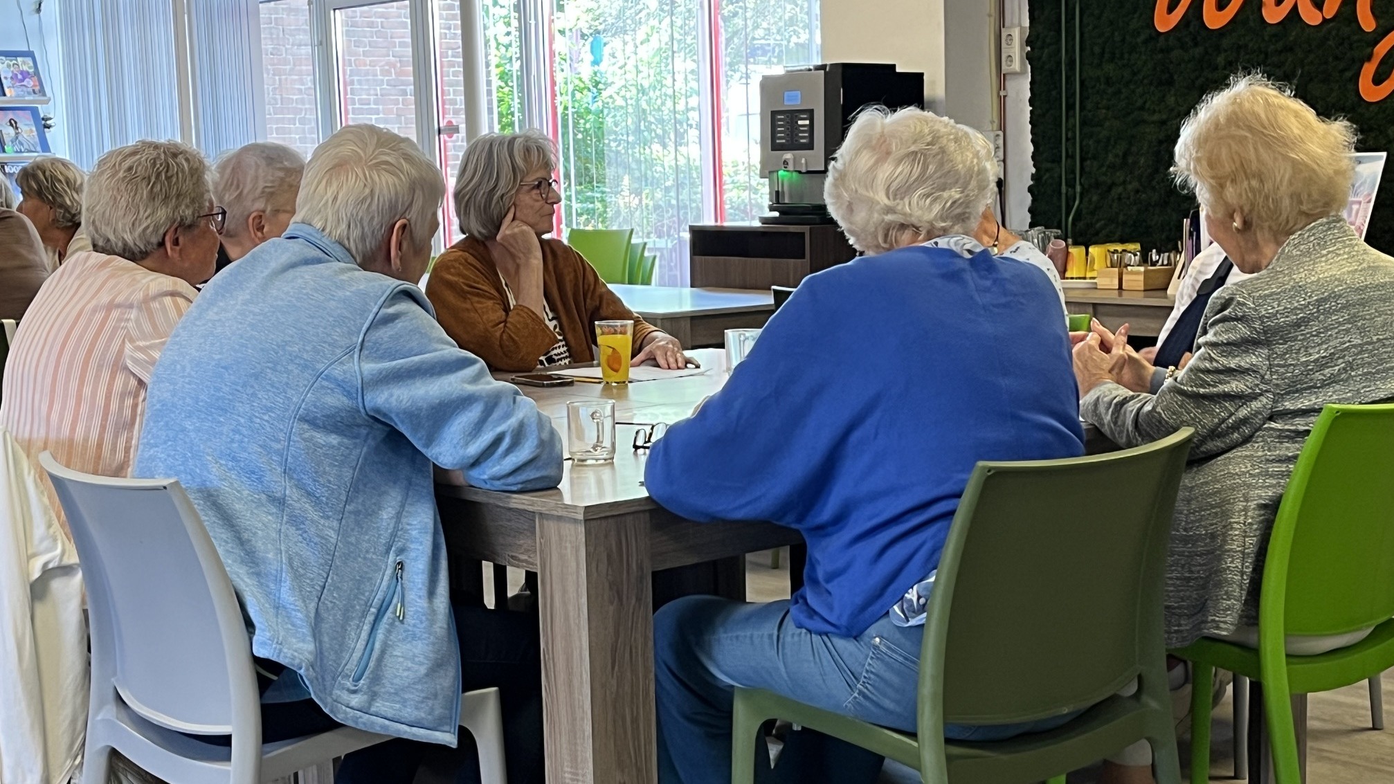 Voorleeslunch brengt ouderen samen in bibliotheek Pijnacker