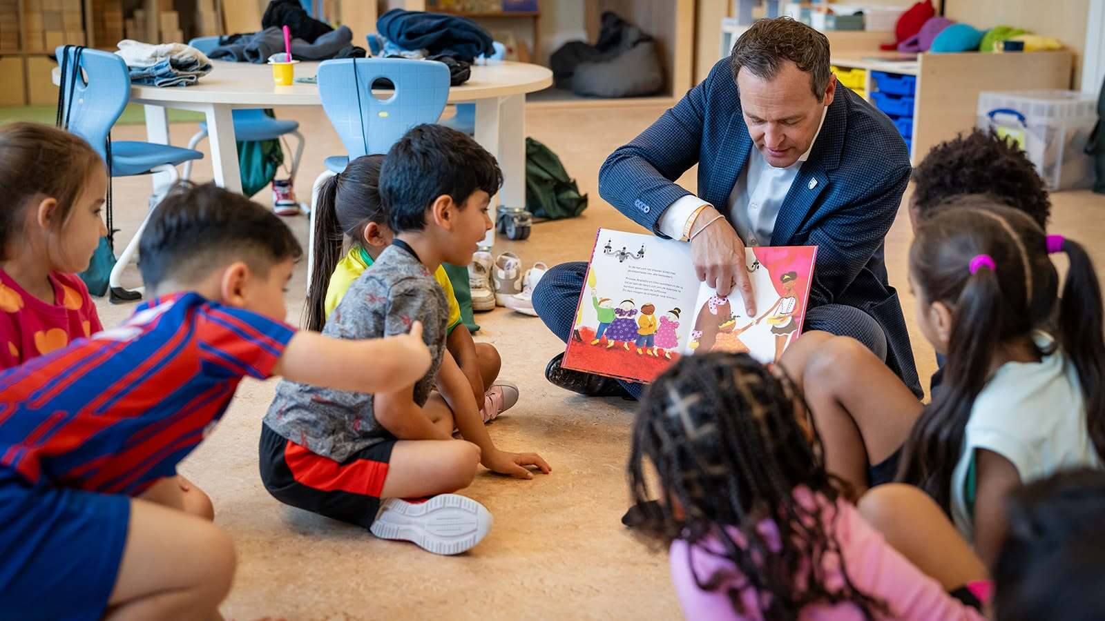 College leest voor tijdens Kinderboekenweek op basisschool De Driemaster