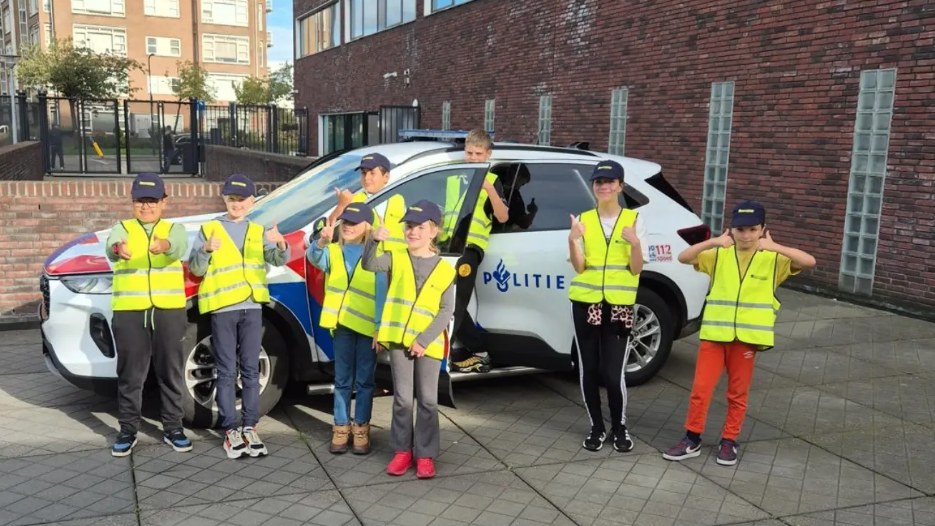 Politiekids nemen kijkje achter de schermen bij politie in Leidschendam-Voorburg